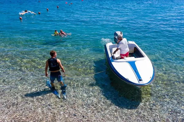 Männer bereiten sich auf die Sportart Wasserski im Argolischen Golf vor
