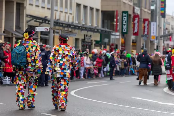 Männer gekleidet in Klamotten aus bunten Stofffetzen - Kölner Karneval 2018