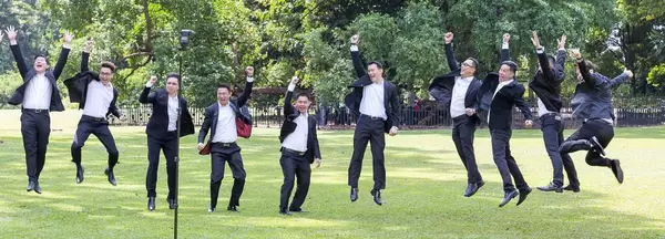 Männer in Anzügen feiern eine Hochzeit