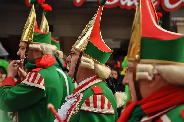 Männer mit Perücken und in Spielmannszug-Faschingskostüm