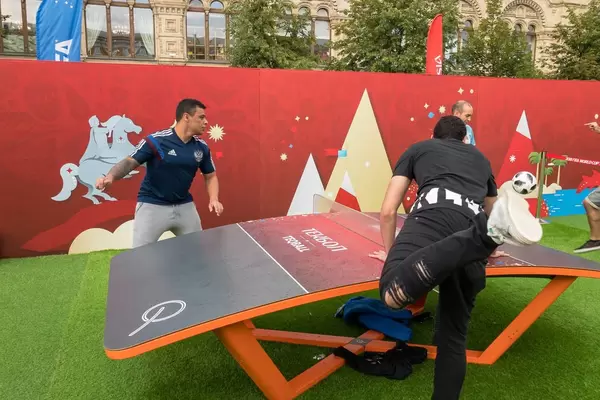Männer spielen Teqball in einer russischen Kantine