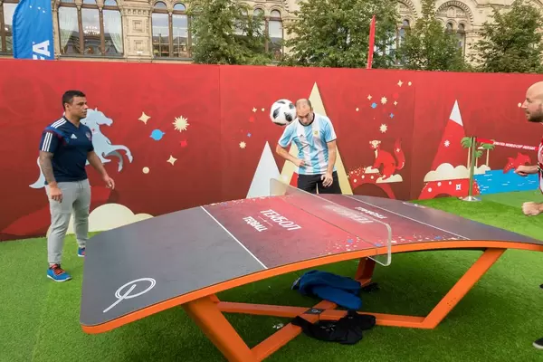 Männer spielen Teqball