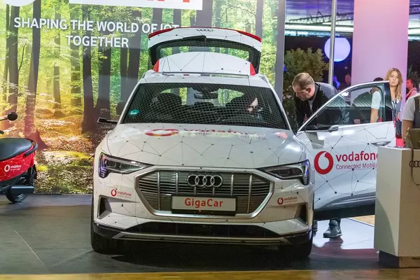 Männer testen ein zukunftsweisendes Elektroauto: Audi e-tron GigaCar mit Fingerabdrucksensor am Türgriff