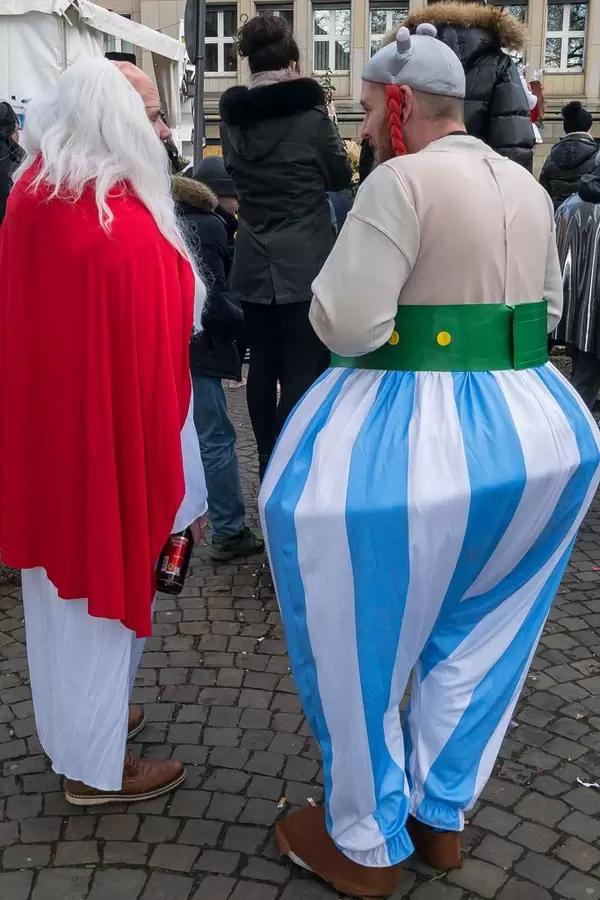 Männer verkleidet als Miraculix und Obelix beim Rosenmontagszug - Kölner Karneval 2018