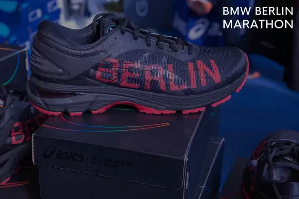 Männerlaufschuh Gel-Kayano 25 City Icon von asics mit rotem Berlin-Aufdruck und neben dem Bildtitel "BMW Berlin Marathon"