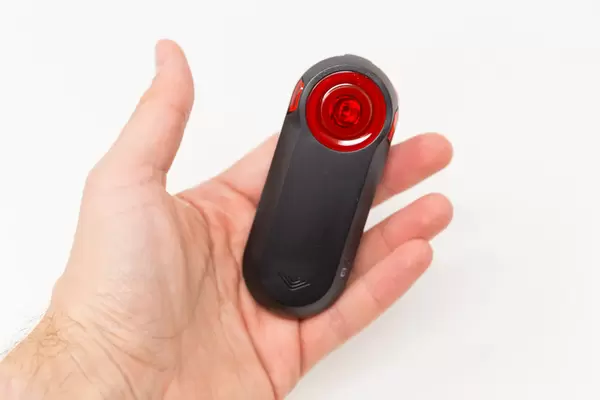 Männliche Hand hält Varia RTL515 Fahrradbeleuchtung vor weißem Hintergrund