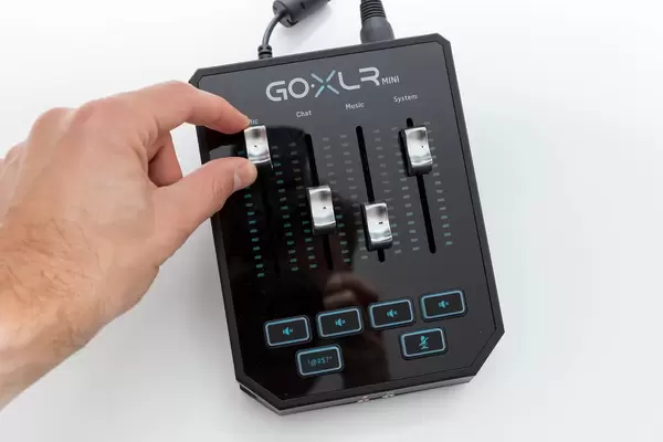 Männliche Hand stellt das Mikrofon ein an das GoXLR Mini Mischpult für Streamer und Gamer