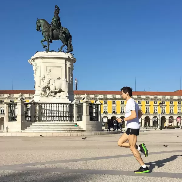 Männlicher Läufer auf Praça do Comércio