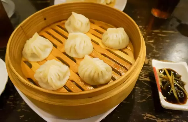 Manti mit Spinat, Brynza Käse und Gewürze