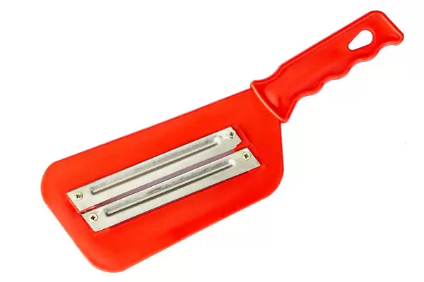 Manual grater for slicing cabbage