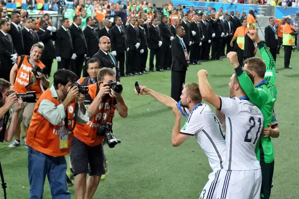 Manuel Neuer, Shkodran Mustafi und Marco Reus beim Selfie-Schießen - Fußball-WM 2014, Brasilien
