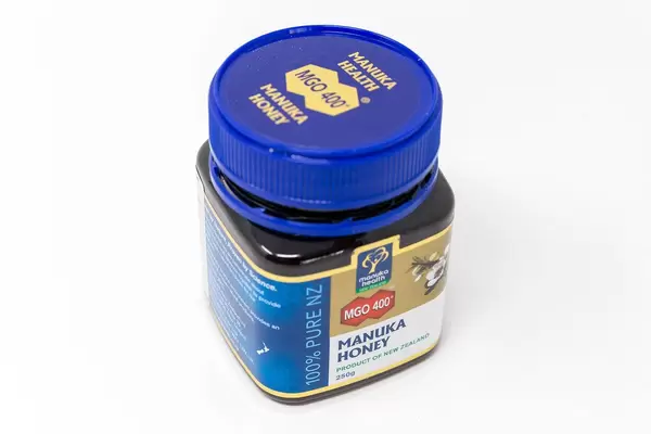 Manuka honey from New Zealand, made of flowers of the South Sea myrtle tree, with antiseptic & antibacterial ingredients