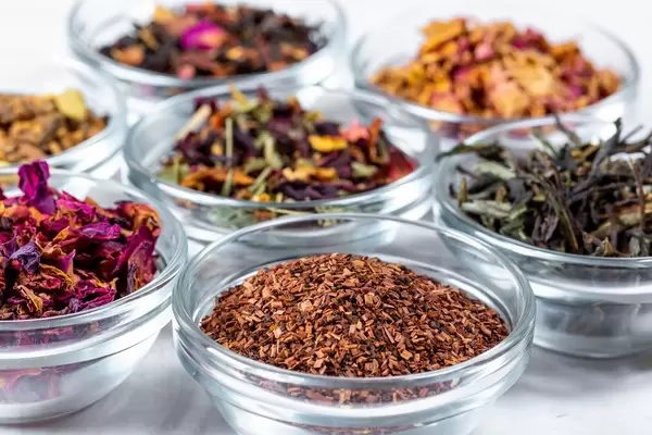 Many varieties of tea in glass bowls