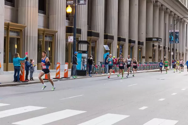 Marathonläufer in Downtown Chicago während des Chicago Marathons 2019: unter anderen, Alvaro Sanabria-Diaz, Patrick Campbell und Martin Cuestas