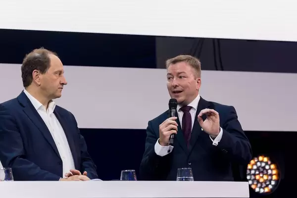 Marc Hansen und Alexander Graf Lambsdorff diskutieren über die selbstbestimmte digitale Zukunft von Europa