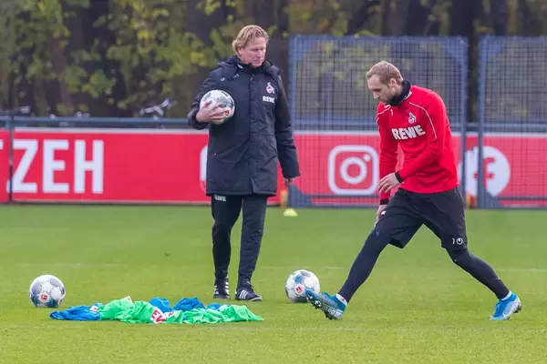 Marcel Risse greift sich die Markierungshemdchen vor Markus Gisdol