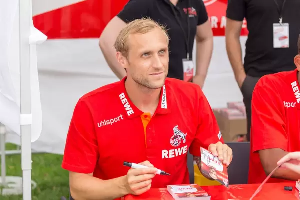 Marcel Risse signiert Autogrammkarten für Fans