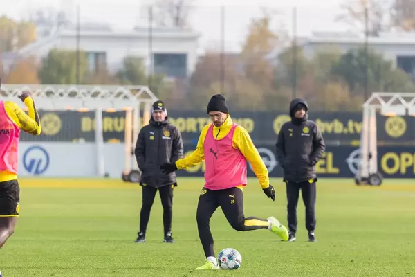 Marcel Schmelzer gefühlvoll am Ball vor dem Trainerteam mit Lucien Favre