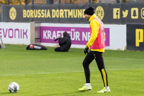 Marcel Schmelzer hat Spaß im Training während der Länderspielpause