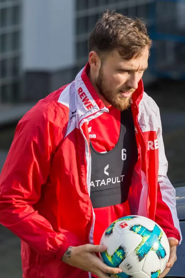 Marco Höger mit Ball in Händen, vor dem Training am 30.01.2018