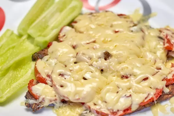 Marinated chicken fillet and fresh vegetables baked with cheese