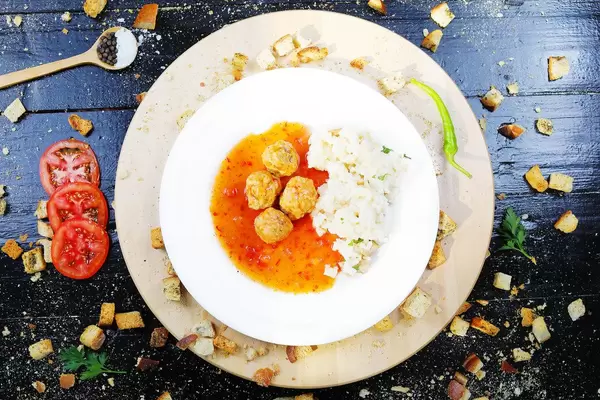 Marinated meatballs with rice and hot chili pepper (Flip 2019)