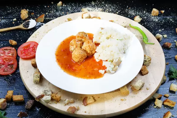Marinated meatballs with rice and slices of tomatoes (Flip 2019)