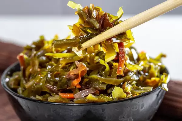 Marinated seaweed close-up with chopsticks (Flip 2019)