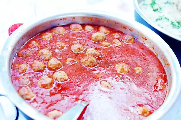 Marinierte Hackfleischbällchen in Tomatensauce