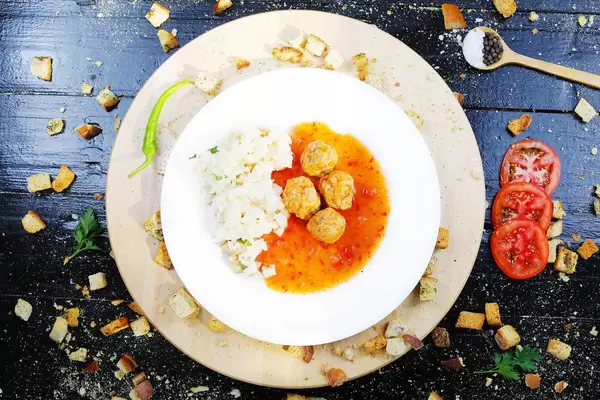 Marinierte Hackfleischbällchen mit Reis und grünem Chili