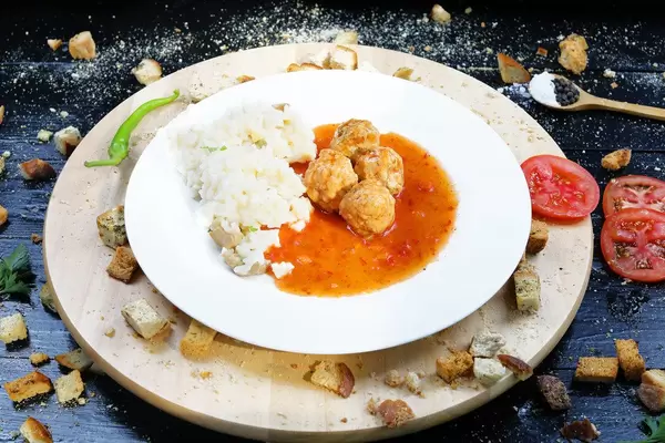 Marinierte Hackfleischbällchen mit Reis und Tomatenscheiben