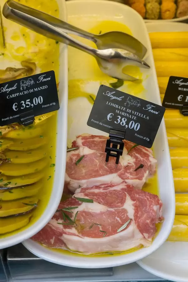 Marinierte Rinderlenden in einem Restaurant in Rom