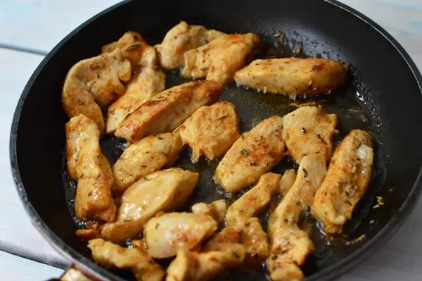 Mariniertes Hühnchen in der Pfanne zubereiten
