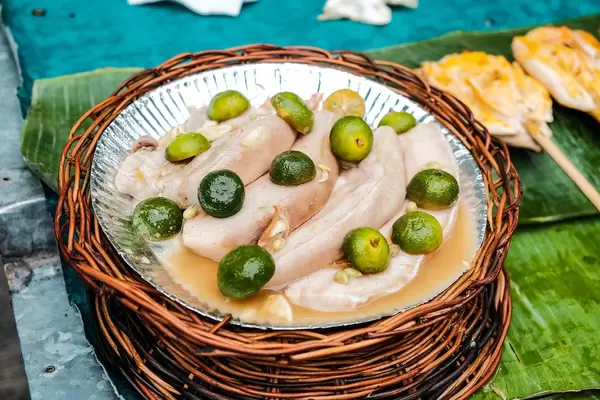 Mariniertes Schweinefleisch mit Calamondin Orangen und Knoblauchöl