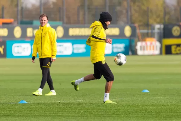 Mario Götze beobachtet Mahmoud Dahouds Ballbehandlung im Training