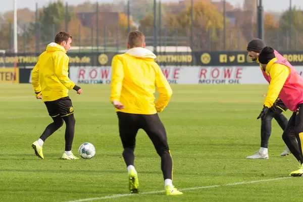 Mario Götze läuft auf Mats Hummels zu und wird von Lukasz Piszczek unterstützt