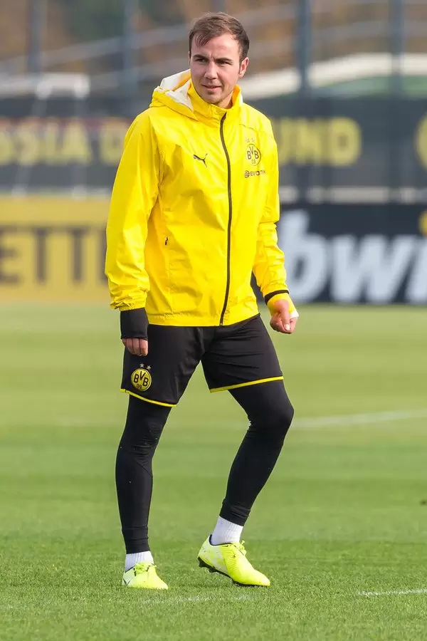Mario Götze ohne Ball schmunzelt leicht beim Training