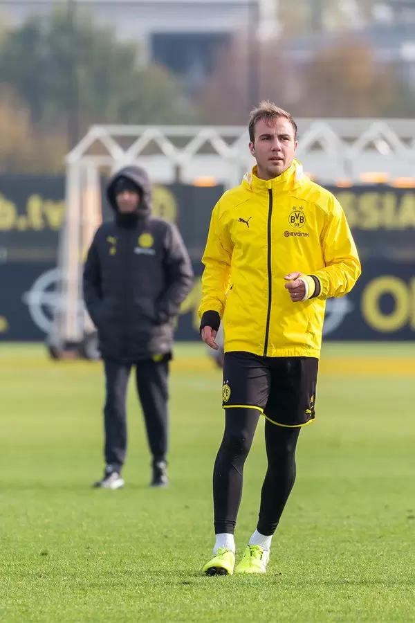 Mario Götze spielt vor Lucien Favre auf und fordert den Ball