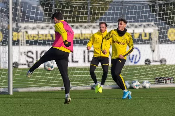 Mario Götze versucht sich im Tor im Training von Borussia Dortmund