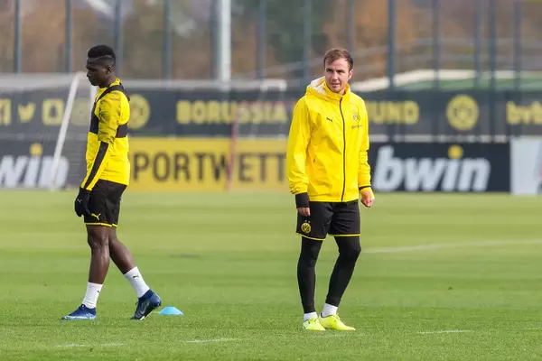 Mario Götze wartet auf das Zuspiel beim Training