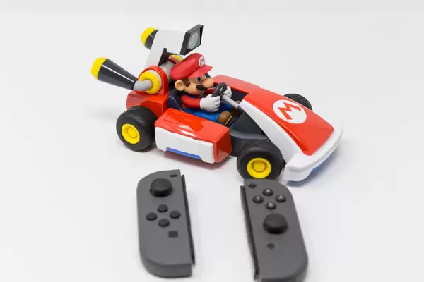 Mario Kart Live with Nintendo Switch: Create a course in your home and watch the race come to life!