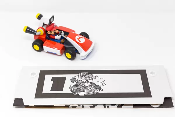Mario Kart with the gates to build a course at home and start the race with Nintendo Switch