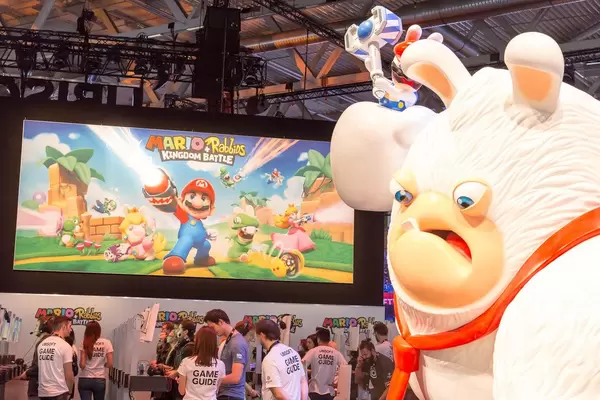 Mario + Rabbids Kingdom Battle Gaming-Ecke mit Riesenfigur im Vordergrund - Gamescom 2017, Köln