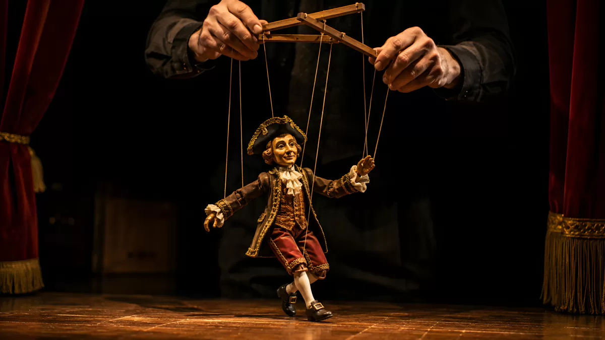 Marionette im historischen Kostüm auf Theaterbühne