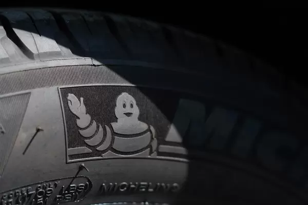 Markenlogo zeigt Michelin Männchen auf einem Autoreifen