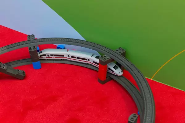 Märklin Startup Modellbahn fährt auf der Schiene