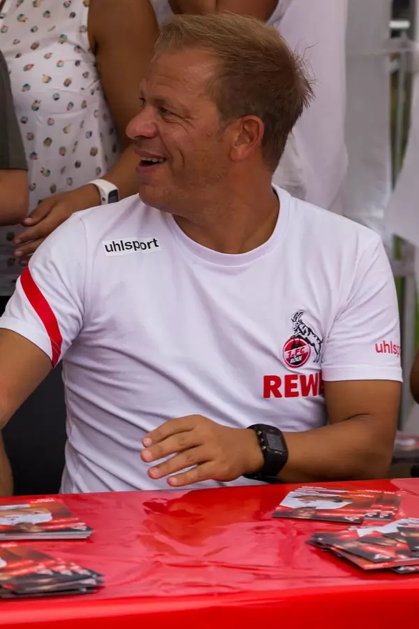 Markus Anfang interacting with fans