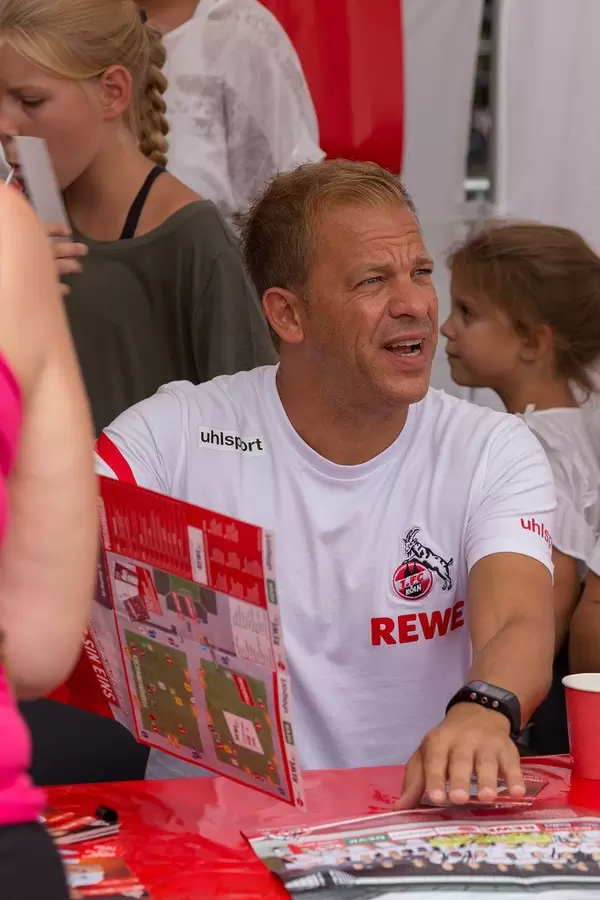 Markus Anfang signing autograph cards