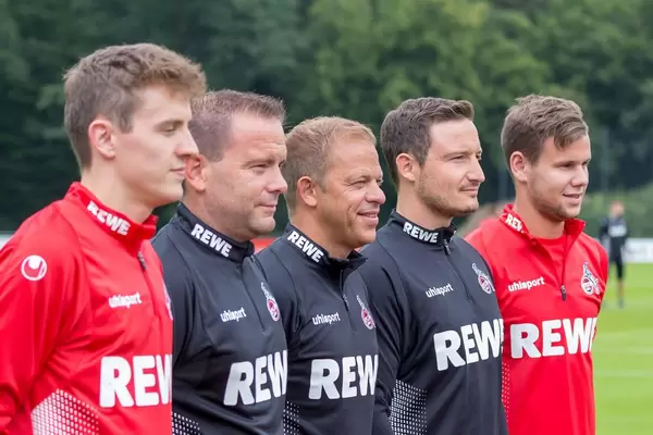 Markus Anfang und weitere Trainer und Spieler posieren für Fotos