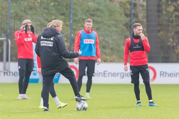 Markus Gisdol, der neue Trainer des 1 FC Kölns erklärt seine Idee im Training